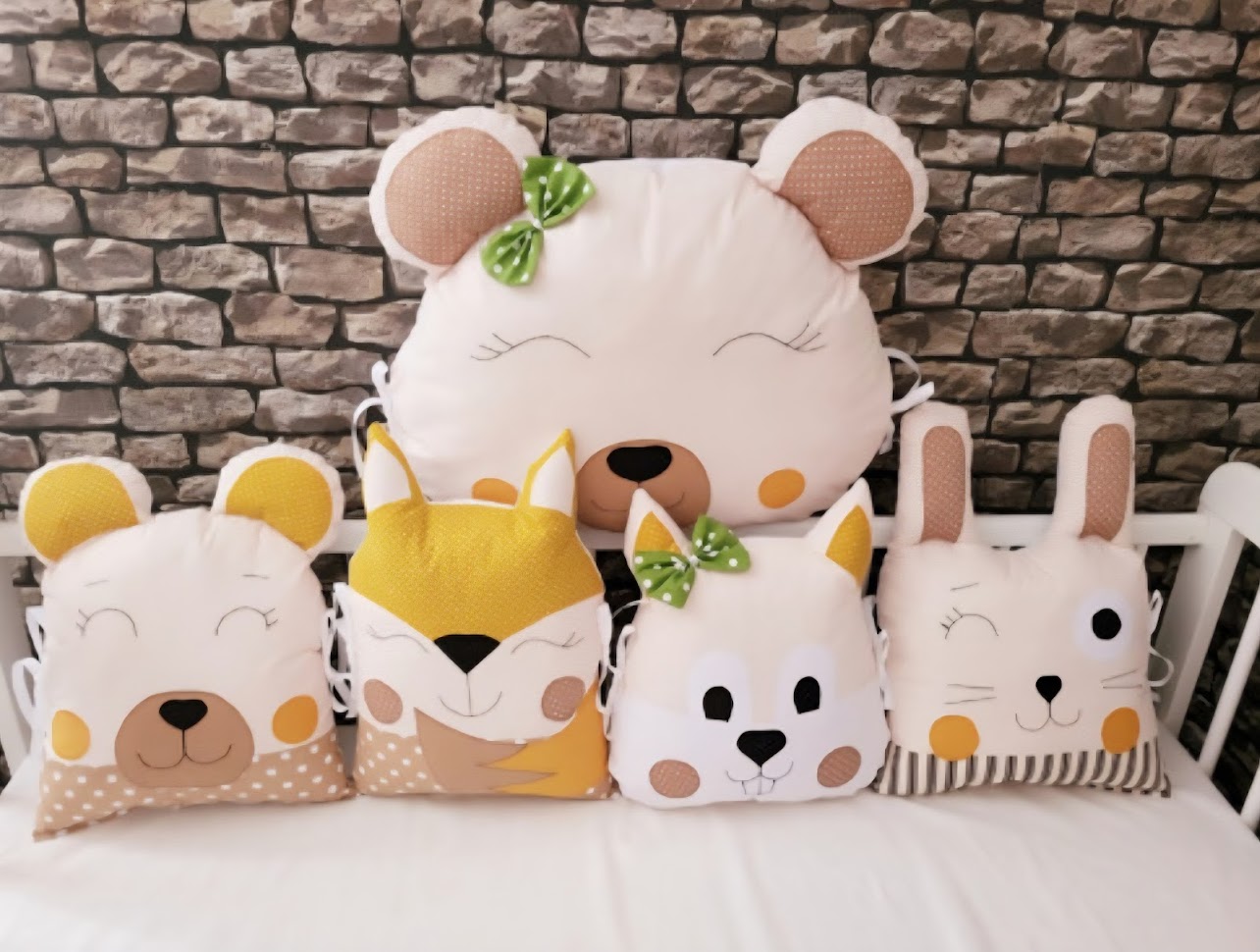Zvířátkový mantinel MimiMe – kolekce Honey Woodland v kombinaci krémové, hořčicové a béžové s hráškově zelenými doplňky, ručně šitý v ČR, délka 180 cm