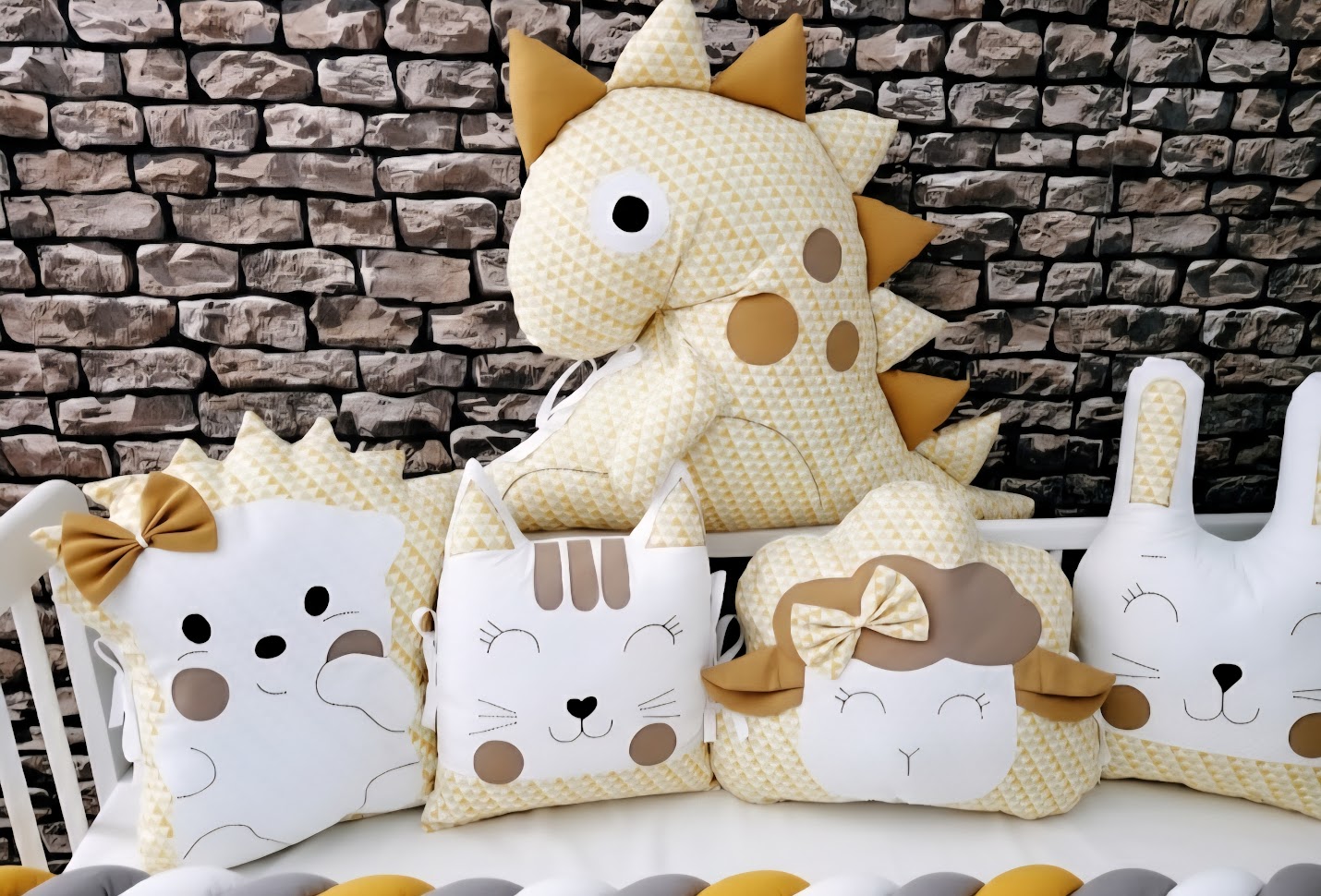 Zvířátkový mantinel MimiMe – limitovaná kolekce Sunny Dino v žluté a krémové kombinaci s dinosaurem a zvířátky, ručně šitý v ČR, délka 180 cm