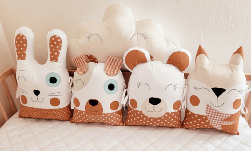 Zvířátkový mantinel MimiMe – kolekce Honey Bear v medové, krémové a puntíkové kombinaci, ručně šitý v ČR, délka 180 cm