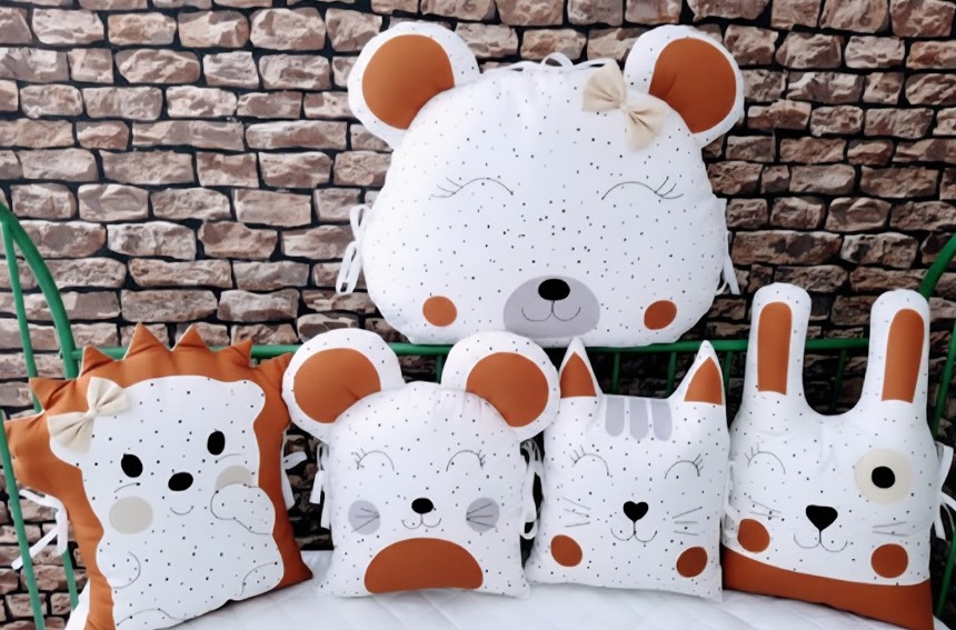Zvířátkový mantinel MimiMe – kolekce Caramel Dots v bílé a karamelové kombinaci s puntíky, ručně šitý v ČR, délka 180 cm