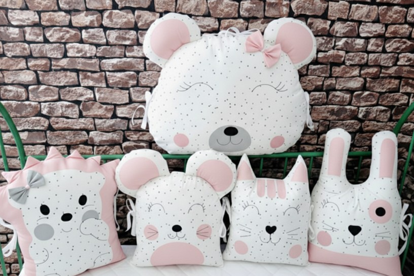 Zvířátkový mantinel MimiMe Pink Dot Friends – růžovo-šedý puntíkovaný set s ježečkem, myškou, kočičkou, zajíčkem a medvídkem