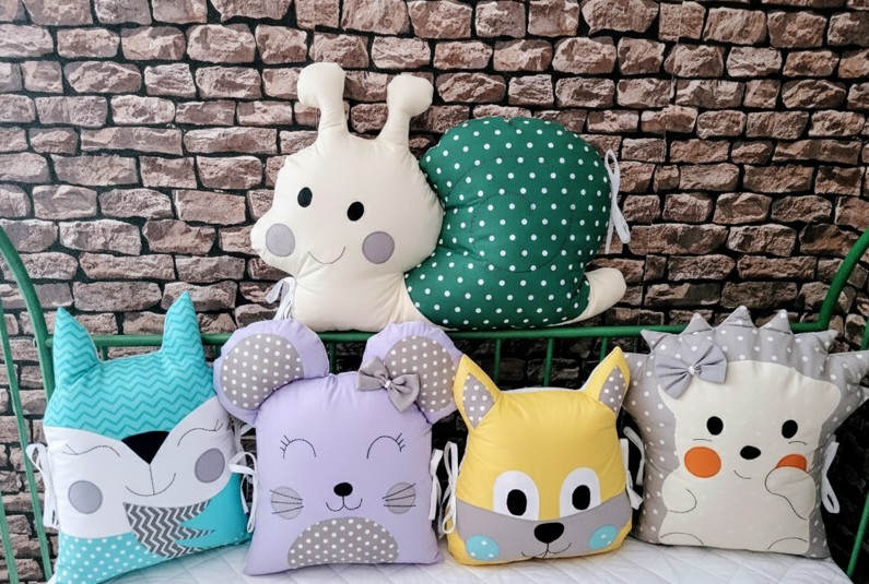 Zvířátkový mantinel MimiMe Forest Friends – barevný set s liškou, myškou, mývalem, ježečkem a šnekem v zeleno-žluté kombinaci