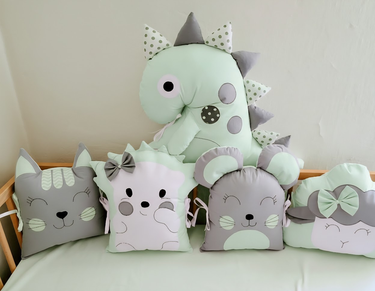 Zvířátkový mantinel MimiMe Dino Mint Friends – mentolovo-šedý set s dinosaurem, myškou, kočičkou, ježečkem a obláčkem