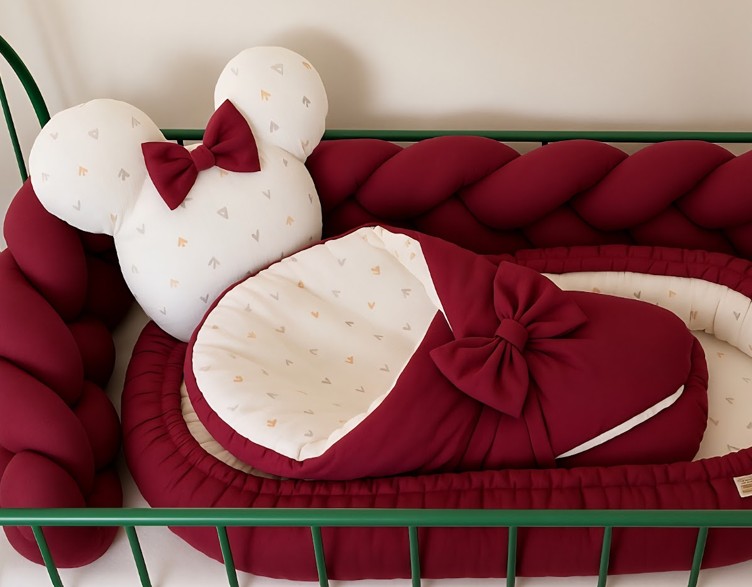 Set do postýlky MimiMe Ruby Dream – vínový copánkový mantinel, hnízdečko, zavinovačka a polštářek s mašlí