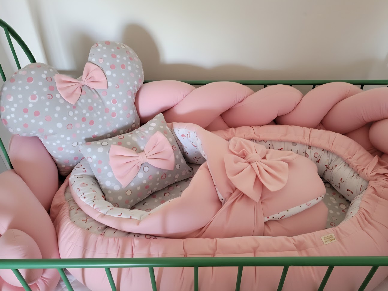 Set do postýlky MimiMe Pink Dots – růžový copánkový mantinel, hnízdečko, zavinovačka a polštářek s mašlí