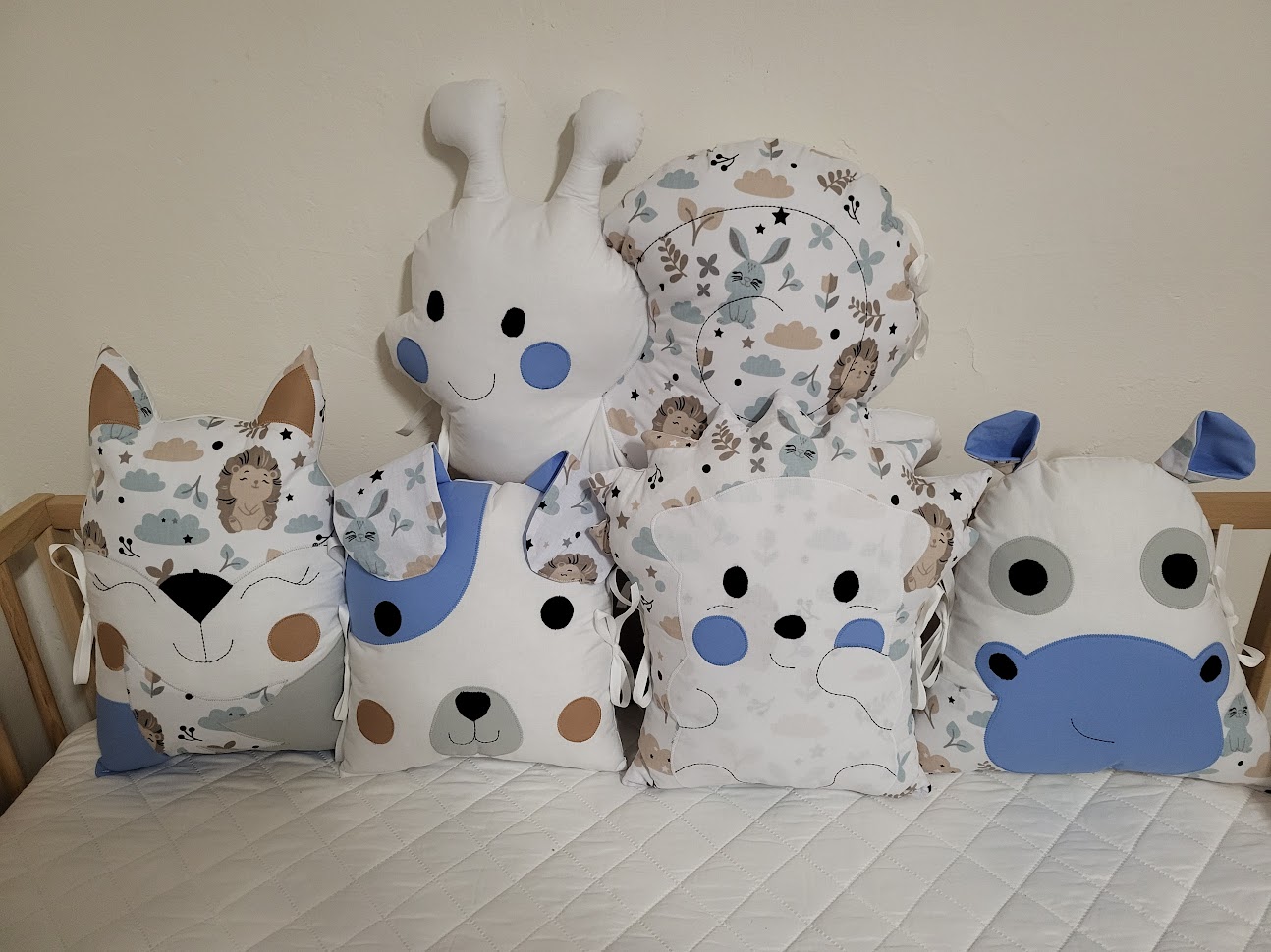 Zvířátkový mantinel MimiMe – Kolekce Blue Safari Dream v modro-béžové kombinaci, sada šesti zvířátek