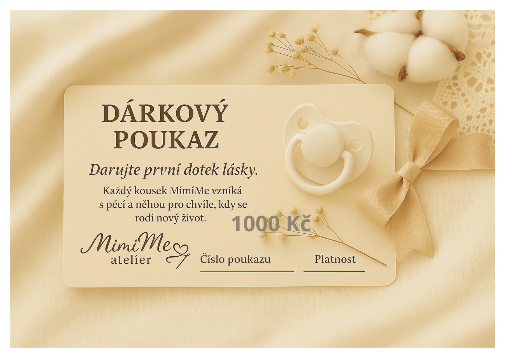 Dárkový poukaz MimiMe 1000 Kč položený na jemné krémové látce, s bílým dudlíkem, saténovou mašlí, bavlníkem a textem „Darujte první dotek lásky“.