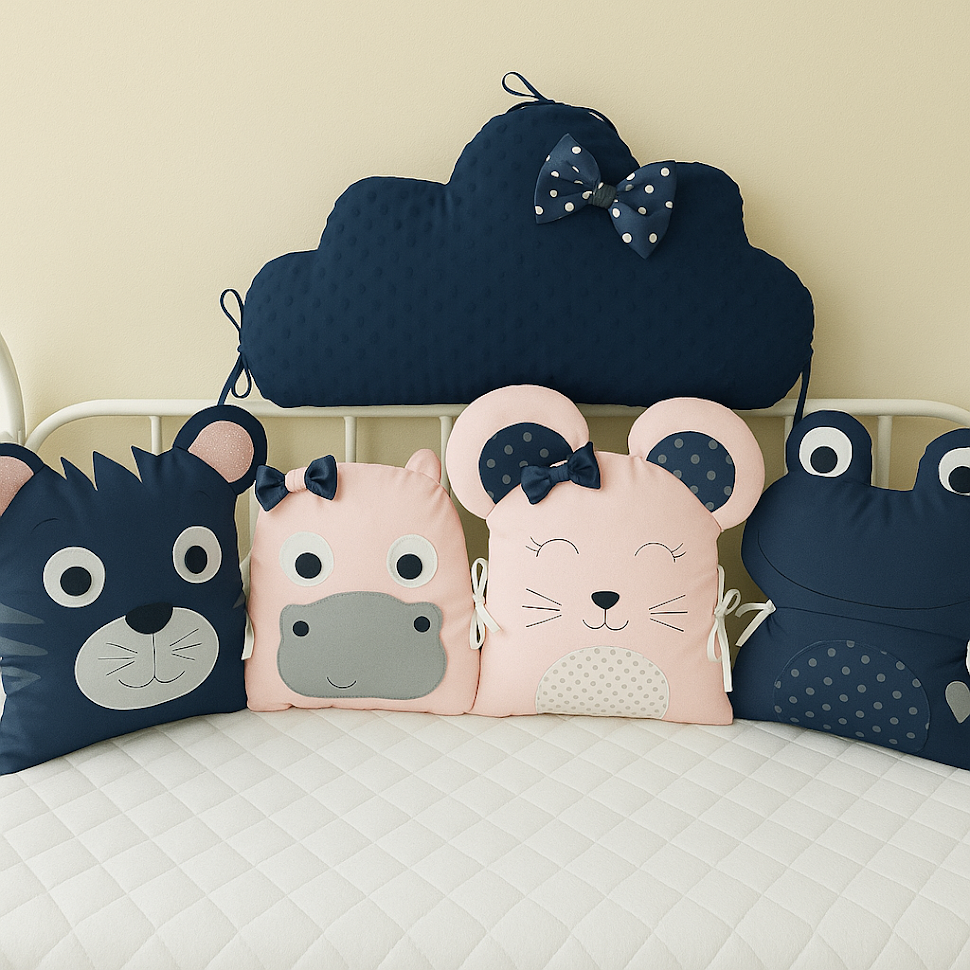 Zvířátkový mantinel do postýlky MimiMe.cz – kolekce Navy Dream, 5 dílů v odstínech námořnické modré, růžové a šedé, zvířátka myška, hrošík, tygřík, žabka a mráček, limitovaná kolekce.