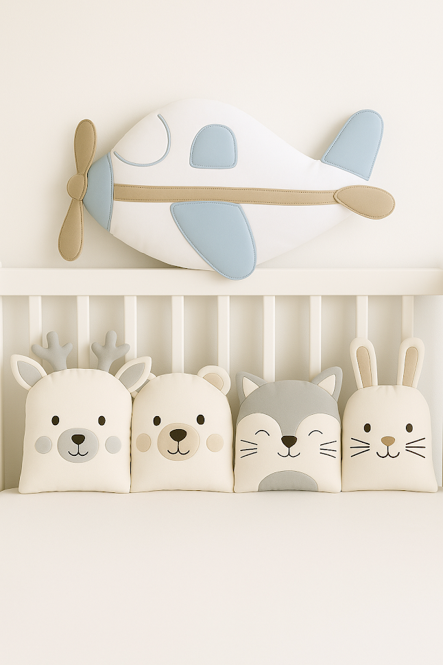 Zvířátkový mantinel MimiMe – pět zvířátek v modro-béžové kombinaci (letadýlko, jelínek, medvídek, liška a zajíček) z kolekce Sky Adventure.
